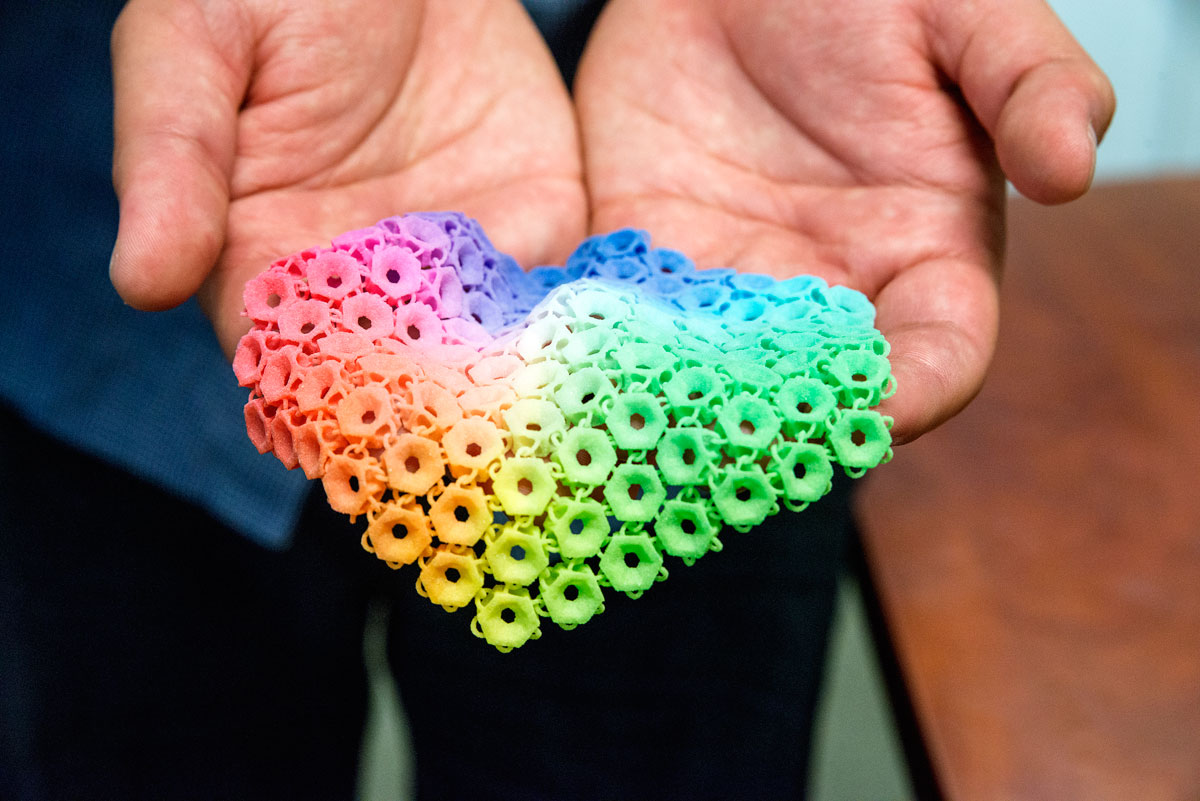 An interlocking material entirely colored and made inside a 3D printer.